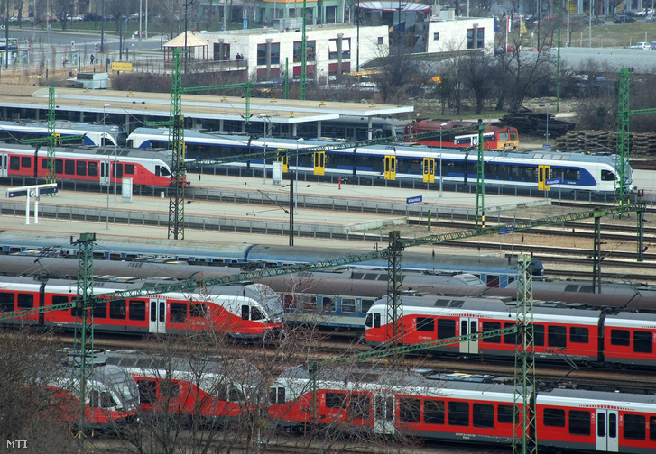 Stadler Flirt gyártmányú vonatok indulásra várnak a felújított Kelenföldi pályaudvaron.