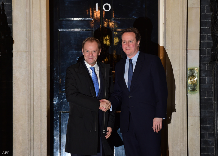 David Cameron brit miniszterelnök (j) fogadja a munkavacsorára a londoni kormányfői rezidenciára, a Downing Street 10-be érkező Donald Tuskot, az Európai Tanács elnökét 2016. január 31-én.