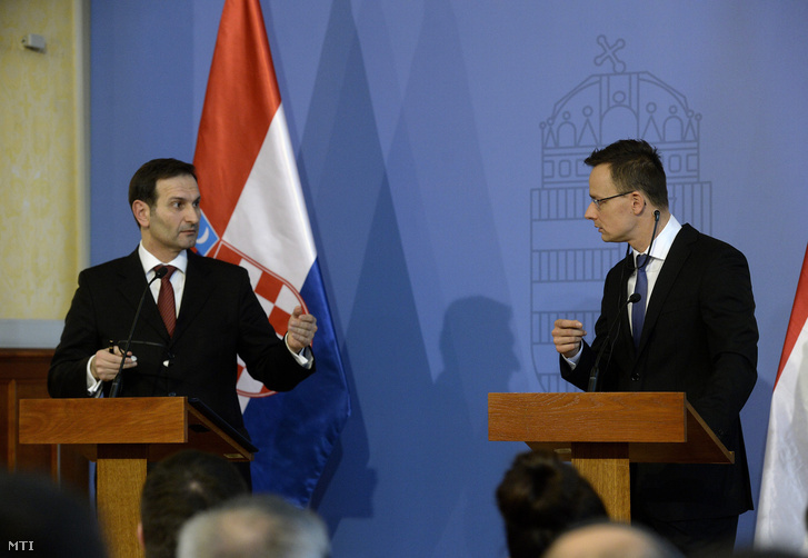 Miro Kovac horvát külügyminiszter (b) és Szijjártó Péter külgazdasági és külügyminiszter a találkozójukat követően tartott sajtótájékoztatón.