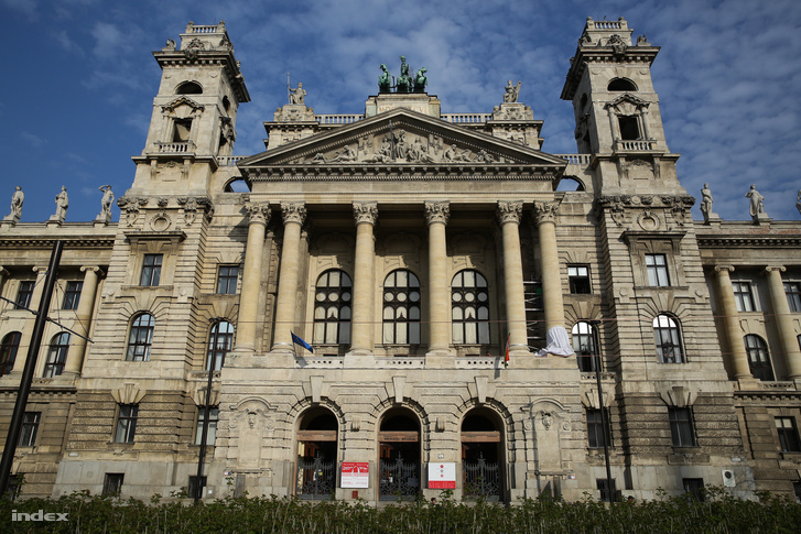 A Néprajzi Múzeum jelenlegi épülete a Kossuth téren