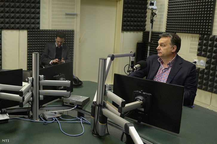 Orbán Viktor a Magyar Rádió stúdiójában ahol interjút ad a Kossuth Rádió 180 perc című műsorában 2016. január 8-án.