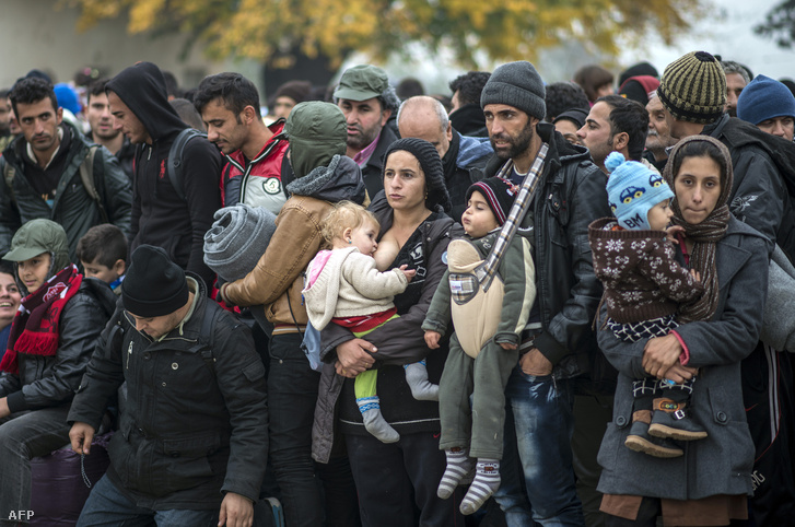 Gyerekkel érkező menekültek várakoznak a macedón-szerb határon
