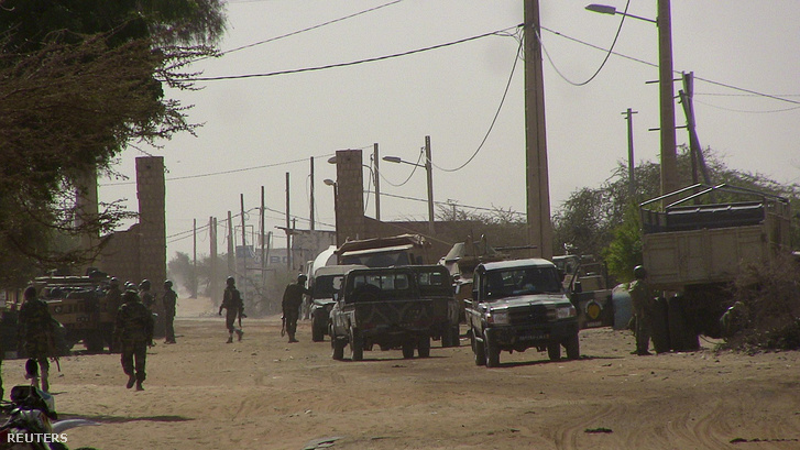 Mali katonák állnak őrt Timbuktuban, miután ismeretlenek ENSZ-katonákra támadtak