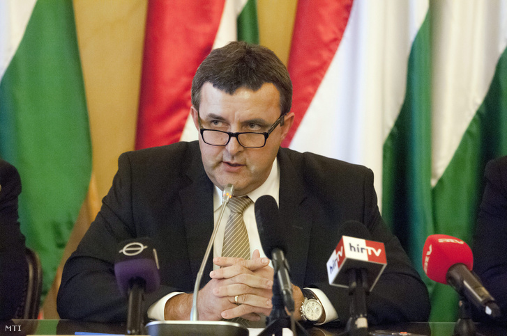 Palkovics László felsőoktatásért felelős államtitkár a Felsőoktatási Kerekasztal ülése után tartott sajtótájékoztatón az Emberi Erőforrások Minisztériumában (Emmi) 2015. október 7-én.