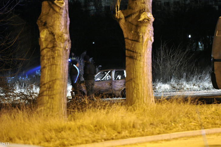 Kiégett személygépkocsi a XV. kerületi Késmárk utcában 2016. február 5-én.