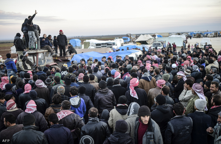 Aleppóból érkező szíriai menekültek egy törökországi átkelőhelyen