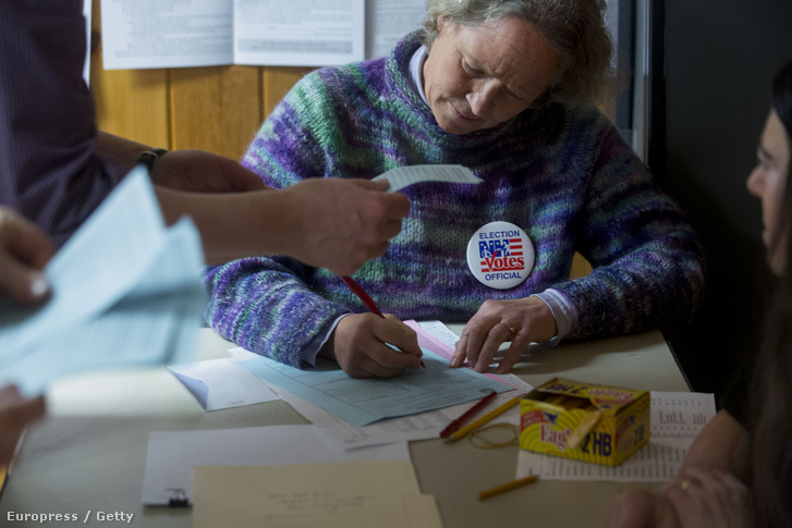 Szavazóbiztos a New Hampshire-i előválasztáson, 2016. február 9-én.