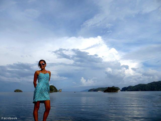 Rita kivételesen kék ruhában kedvenc országában, Indonéziában