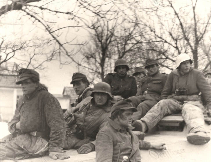 Budapestről ájutott német katonák 1945. február 14-én Szomornál a 3. német lovashadosztály lövészpáncélosán.