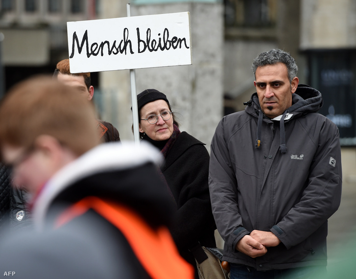 Szimpátiatüntetés a menekültek mellett Kölnben