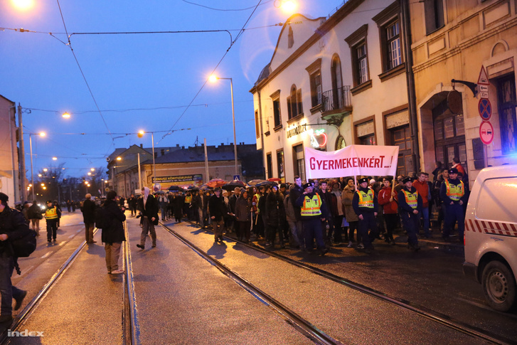 A pedagógusok és szimpatizánsaik demonstrációjának résztvevői vonulnak a miskolci Hősök terére 2016. február 3-án.