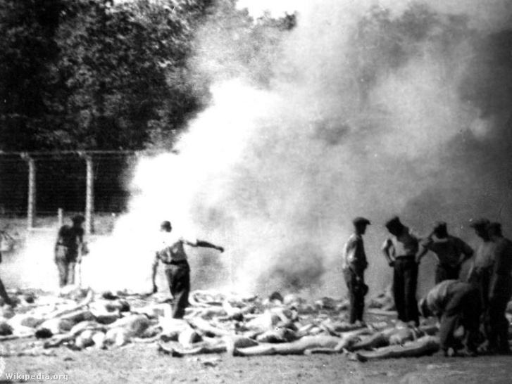 Az auschwitzi Sonderkommando tagjai holttesteket égetnek