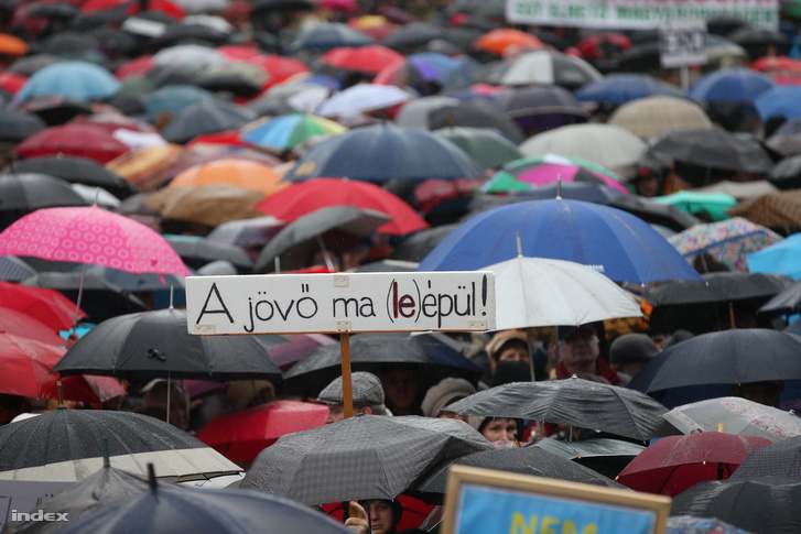 Esernyős tüntetők a parlament előtt a szombati pedagógus tüntetésen