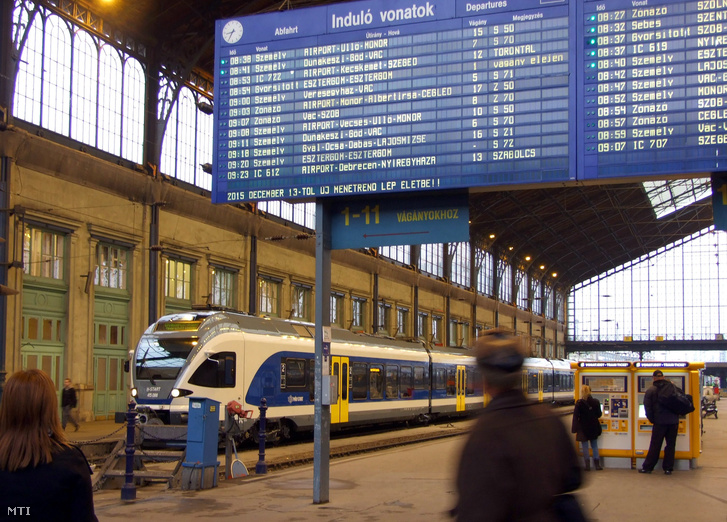 A Nyugati pályaudvar csarnoképületében balra egy Stadler Flirt típusú modern személyszállító vasúti szerelvény.