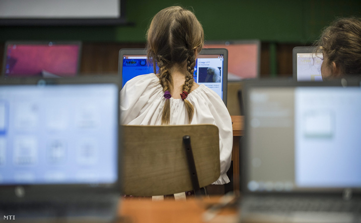 Diákok dolgoznak az új számítógépeken az Arany János Általános Iskola informatikai termében.