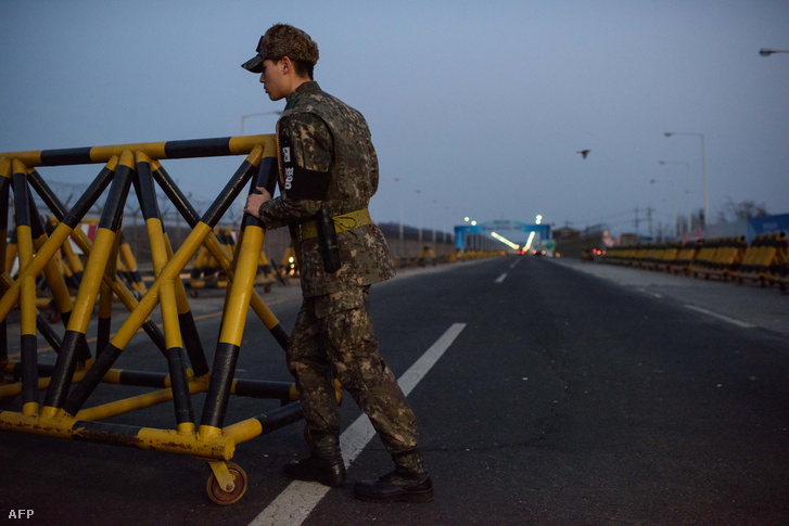 Katonák barikádozzák el a két Korea határát a keszongi ipari parknál.