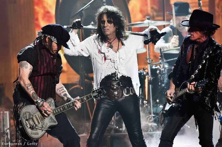 Alice Cooper, Johnny Depp és Joe Perry, a Hollywood Vampires szupergroup három tagja éppen Lemmy előtt tiszteleg.