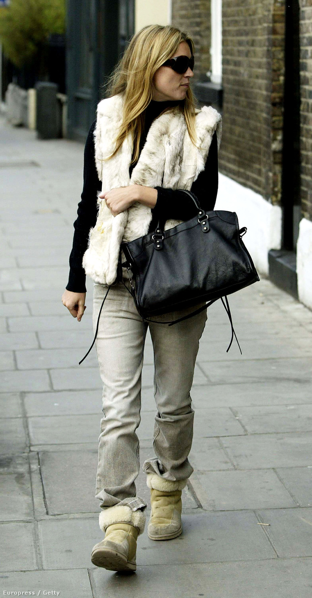 Kate Mossnak játszósruhával is jól áll a luxustáska.