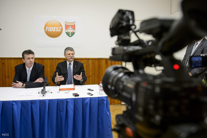Kövér László az Országgyűlés elnöke (j) és Simon Tibor a Fidesz-KDNP pártszövetség polgármesterjelöltje sajtótájékoztatót tart Aktuális politikai helyzetértékelés címmel Salgótarjánban.