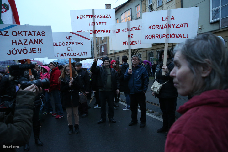 Pedagógusok tüntetnek Miskolcon, 2016. február 3-án.
