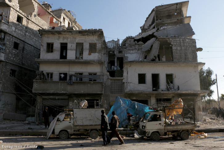 Sérült épület Aleppóban, egy orosz légitámadás után.