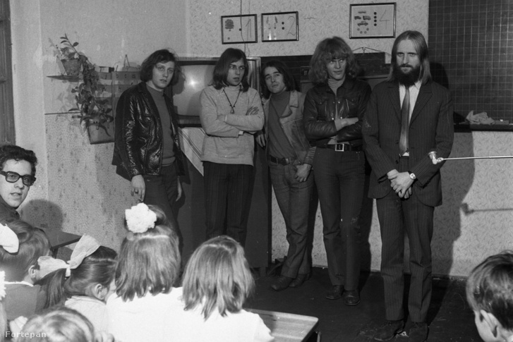 Az Omega együttes tagjai, Mihály Tamás, Molnár György, Laux József, Kóbor János, Benkő László. Tévét adományoznak egy vidéki iskolának. (1970)