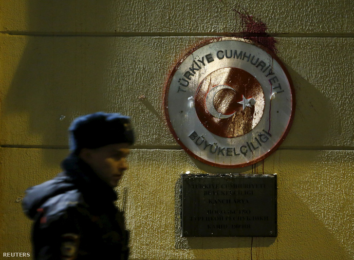 Az orosz gép lelövése után tüntetők megrongálták a török nagykövetség moszkvai épületét.