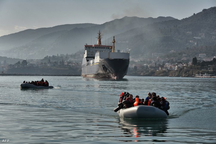 Törökország felől érkező menekültek a görög szigeteknél