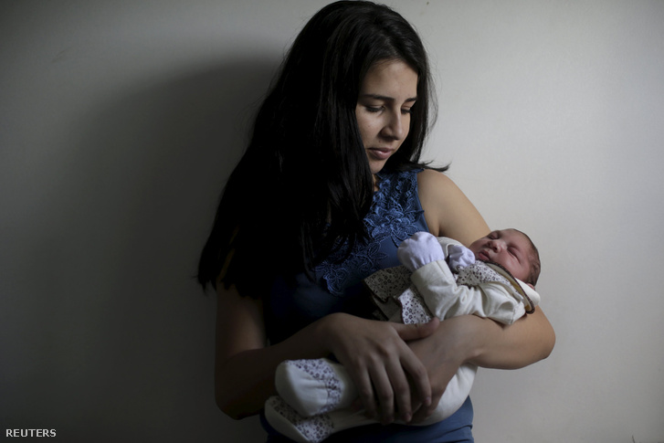 Mikaella Barbosa és a mikrokefáliával született, 19 napos babája egy brazil kórházban.