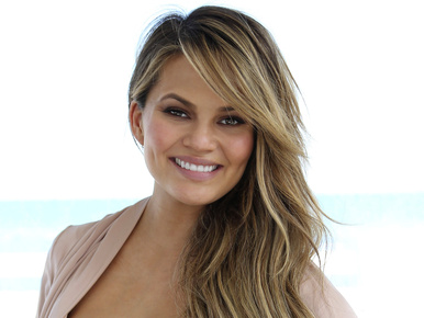 Chrissy Teigen terhes, na és, attól még dögös