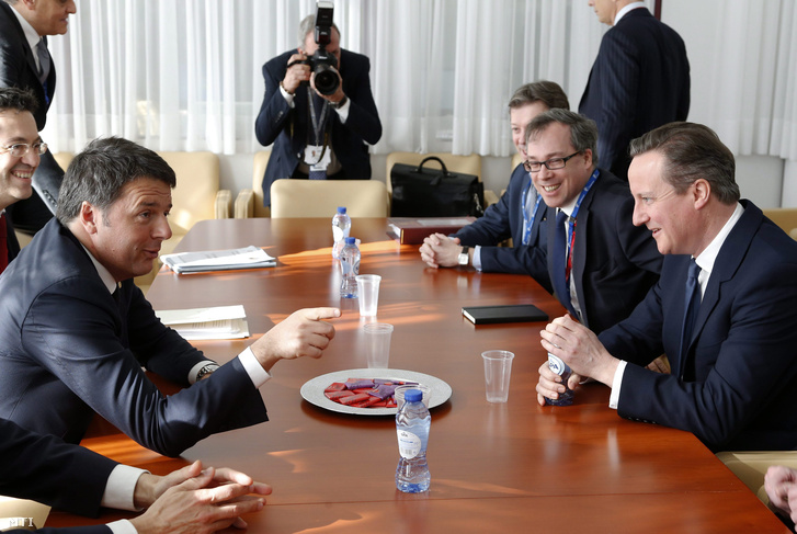David Cameron brit miniszterelnök (j) és Matteo Renzi olasz kormányfõ tárgyal az Európai Unió kétnapos brüsszeli csúcstalálkozójának második napján.