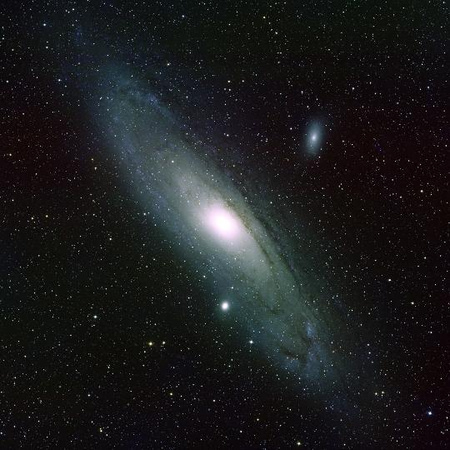 A 2,5 millió fényévre található Andromeda-köd a Tejútrendszerhez legközelebbi nagy spirálgalaxis.