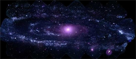 A Swift ultraibolya teleszkópjával rögzített 330 felvételből összeállított mozaikkép az Andromeda-ködről. A kép hosszabbik oldala 100 ívperc, a rövidebbik 50 ívperc, ezek a galaxis távolságában 200 ezer, illetve 100 ezer fényévnek felelnek.