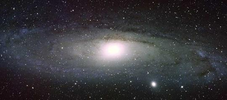 Az Andromeda-köd látható tartománybeli képe. A felvétel ugyanazt a területet mutatja, mint a Swift ultraibolya felvételeiből összeállított kép.