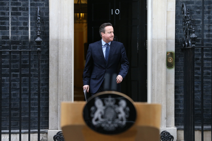 David Cameron a kormány szombati ülése után tartott sajtótájékoztatóra érkezik Londonban a Downing Street 10., a brit miniszterelnöki rezidencia elé, 2016. február 20-án. David Dameron a kormányülés után tartott sajtótájékoztatóra érkezik, 2016. február 20-án.