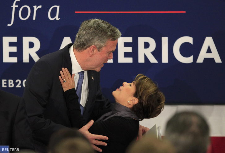Bush és felesége csókkal búcsúzott