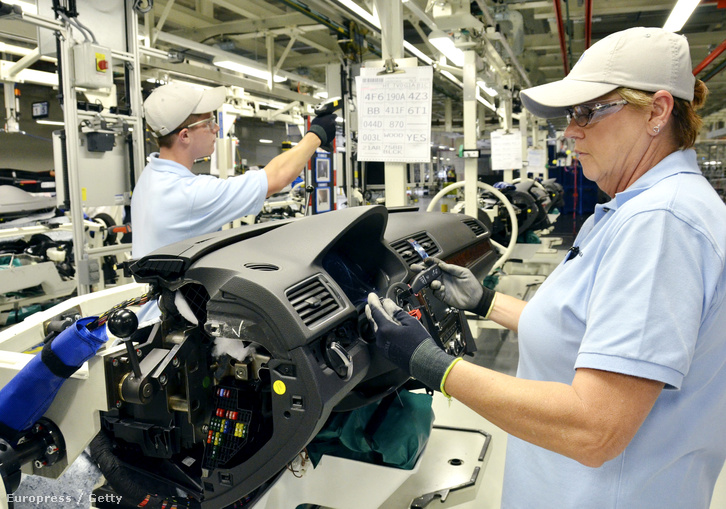 Dolgozók a Tennessee állambeli Chattanoogában működő Volkswagen gyárban