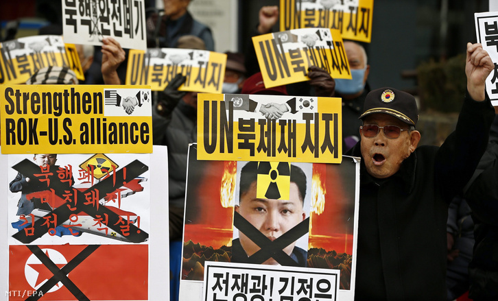 Egy dél-koreai tüntető Kim Dzsong Un első számú észak-koreai vezetőnek, a Koreai Munkapárt első titkárának portréjával a kommunista ország nukleáris programja elleni tüntetésen Szöulban 2016. február 22-én.