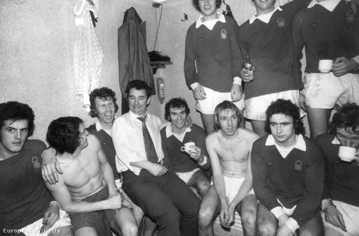 A Nottingham Forest menedzsere, Brian Clough a csapattagokkal az öltözőben 1975-ben. A játékosok között Martin O'Neill (első sor, jobbról a második) a Leichester City későbbi menedzsere.