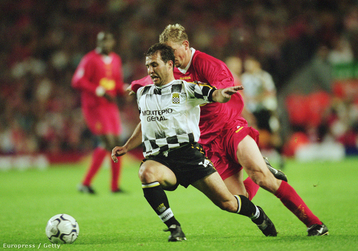 Erwin Sancher a Boavista játékosa a Liverpool csatára, Stephane Henchoz ellen, 2001-ben