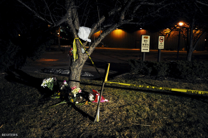 Virágokkal emlékeznek az áldozatokra a Craker Barrel étterem közelében, a lövöldözés egyik helyszínén, 2016. február 21-én.
