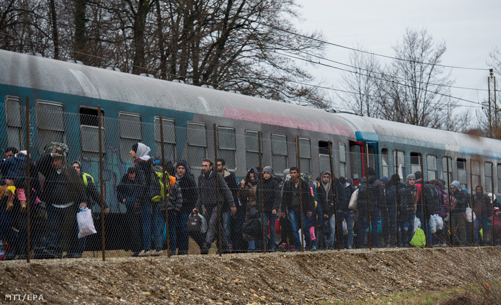 Ausztriába igyekvõ illegális bevándorlók leszállnak egy vonatról a szlovéniai Sentiljben február 16-án.