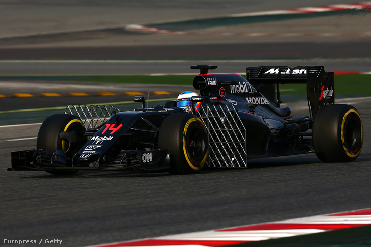 Alonso McLaren-Hondáján azok nem állandó alkatrészek, az aeroteszthez kellenek
