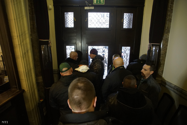 A vasárnapi zárva tartásról szóló népszavazási kérdés benyújtására várakozók csoportja Budapesten a Nemzeti Választási Iroda épületében 2016. február 23-án.