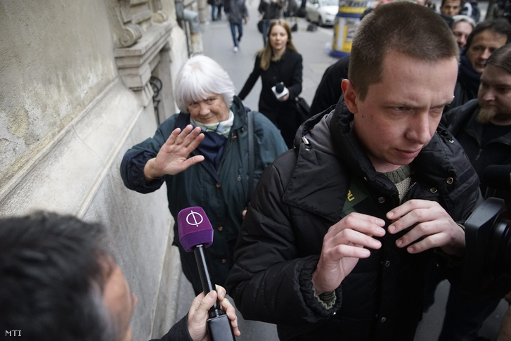 Az MSZP-t megelőző nő az Alkotmány utcában
