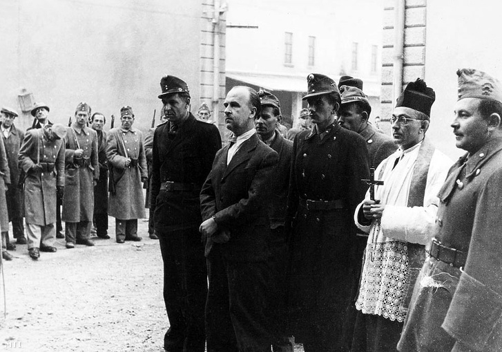 1947. október 23. A köztársaság elleni összeesküvés koholt vádjával a Magyar Közösség elleni koncepciós perben halálra ítélt dr. Donáth György (elöl k) kivégzése előtt, a Kozma utcai Gyűjtőfogház udvarán.