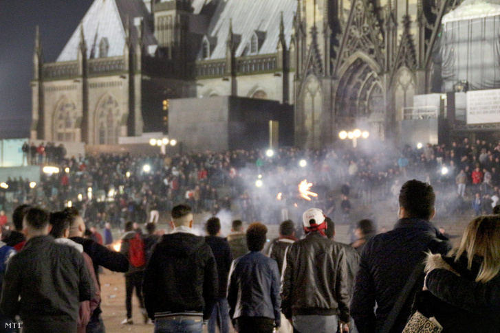 A kölni dóm előtti tömeg 2015. december 31-én, szilveszter éjszaka