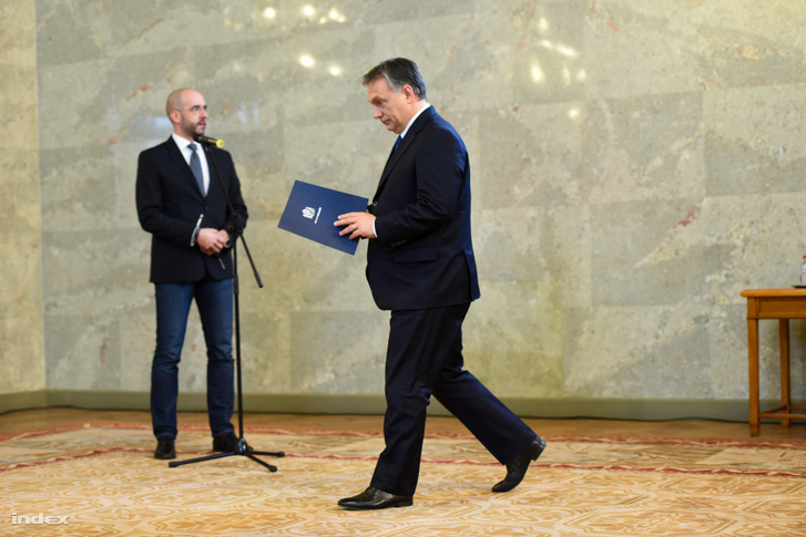 Orbán Viktor miniszterelnök érkezik az Országház Delegációs termében tartott sajtótájékoztatóra