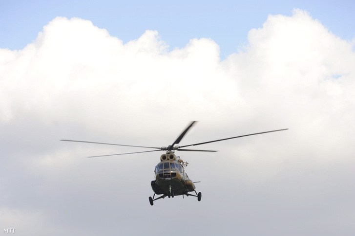 Mi-8-as katonai helikopter Mórahalom térségében