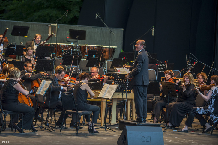 Takács-Nagy Gábor karmester és a Budapesti Fesztiválzenekar a Szabadság napi ünnepi koncerten a Margitszigeti Szabadtéri Színpadon Budapesten 2014. június 19-én.